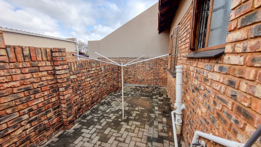 2 Bedroom Property for Sale in Langenhovenpark Free State